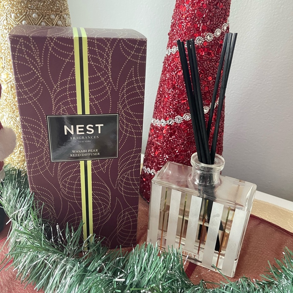 NEST Fragrances Wasabi Pear Reed Diffuser - Black and Gold - New